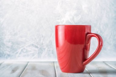 Kırmızı Kupası ve donmuş pencere
