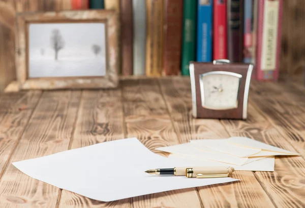 Pen and papers on table — Stock Photo, Image