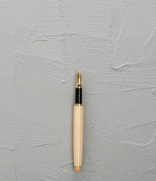 Doku gri çimento bir kalem