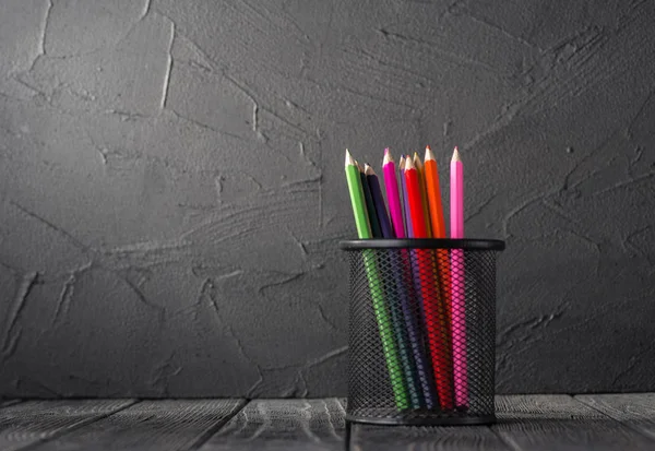 Кольорові олівці в чашці з олівцем — стокове фото