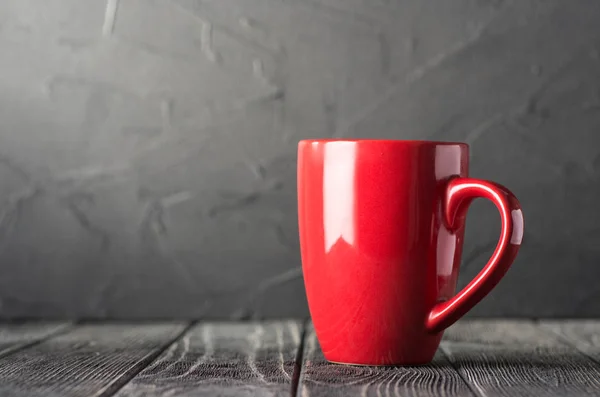 Tazza rossa di tè caldo sul tavolo — Foto Stock