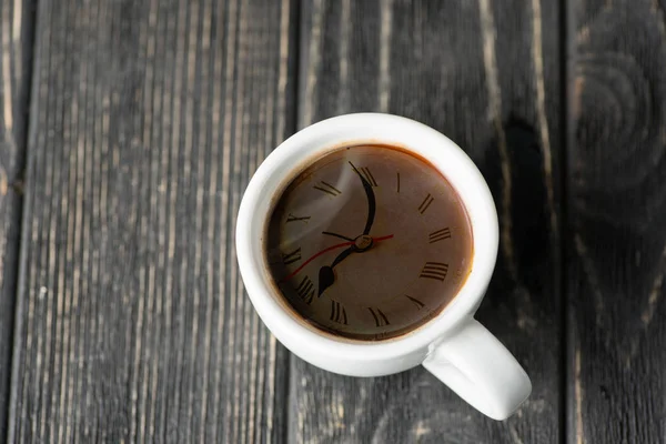 Чашка кофе с часами — стоковое фото
