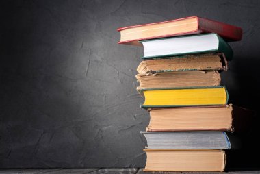 Gri kitap yığını