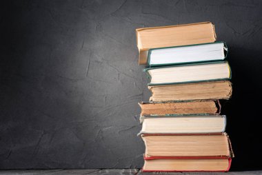 Gri kitap yığını 
