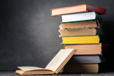 Kitaplar ve açık kitap yığını 