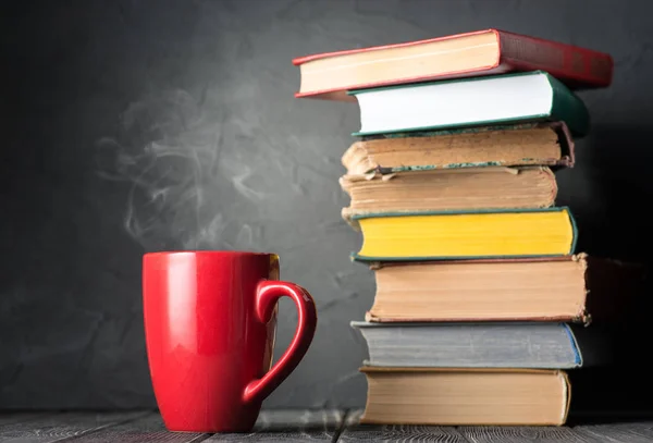 Montón de libros y taza roja — Foto de Stock