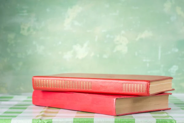 Boeken over groen geruit tafelkleed — Stockfoto