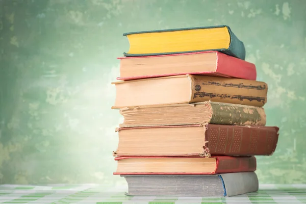 Stapel boeken op tafel — Stockfoto