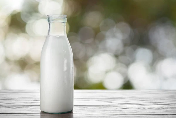 Garrafa de leite no fundo natural — Fotografia de Stock