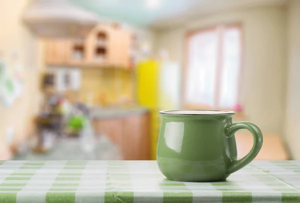 Una tazza verde sul tavolo — Foto Stock