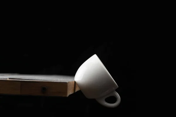 Falling coffee cup — Stock Photo, Image