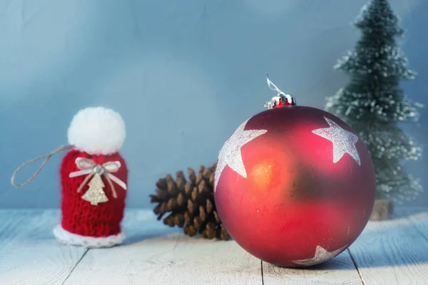 Bola de Natal na mesa — Fotografia de Stock