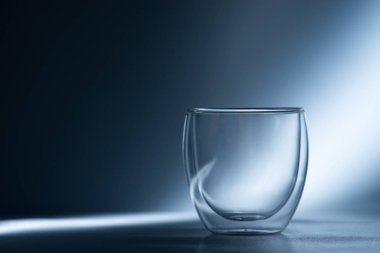  glas op een blauwe achtergrond