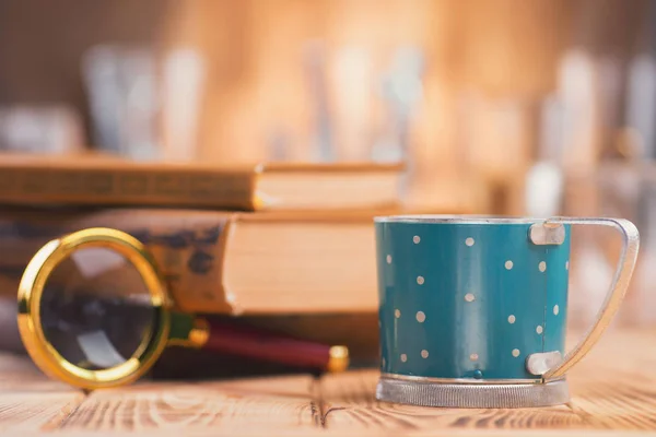 Кофе и книги на деревянном столе — стоковое фото