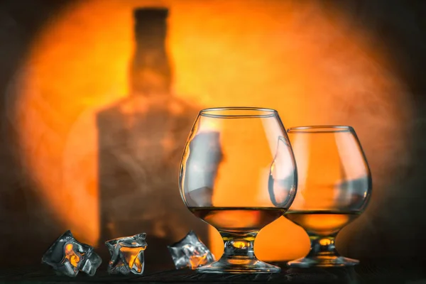 Glasses of whiskey and ice cubes — Stock Photo, Image