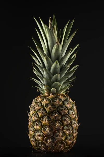 Siyah arkaplanda ananas — Stok fotoğraf
