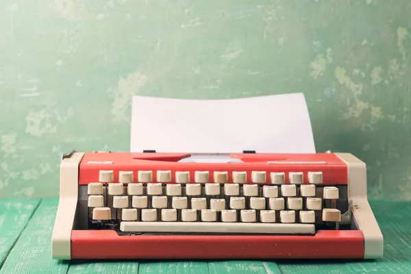 Una Máquina Escribir Una Mesa Cerca —  Fotos de Stock