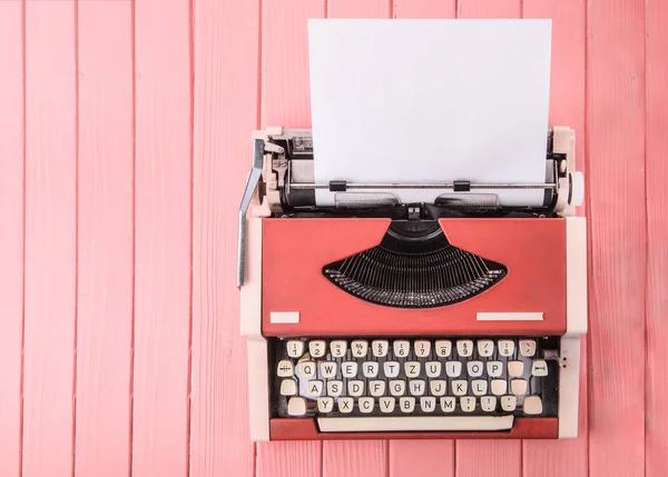 Une Machine Écrire Sur Une Table Rose Vue Dessus — Photo