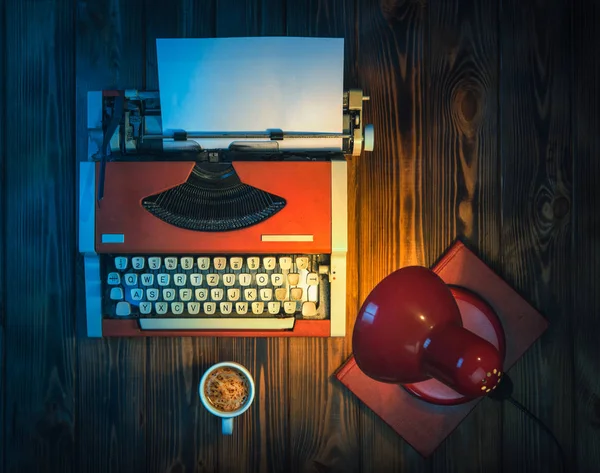 Uma Máquina Escrever Café Luz Uma Lâmpada — Fotografia de Stock