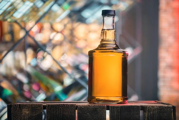Una Botella Whisky Una Caja Madera Cerca —  Fotos de Stock