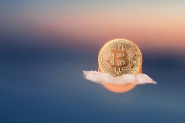 Mavi gökyüzünde Bitcoin. İş kavramı 