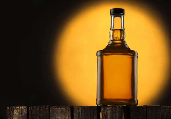 Een Fles Whisky Een Houten Ondergrond Close — Stockfoto