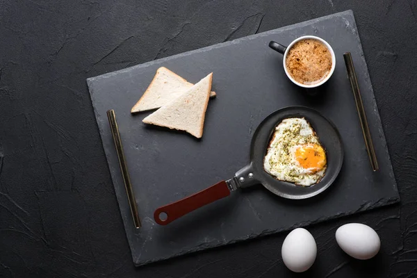 Τηγανιτό Αυγό Και Καφέ Κοντινό Πλάνο — Φωτογραφία Αρχείου