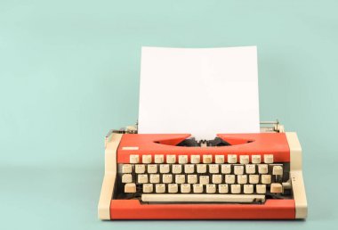 Mavi bir arka plan, daktiloda yakın çekim