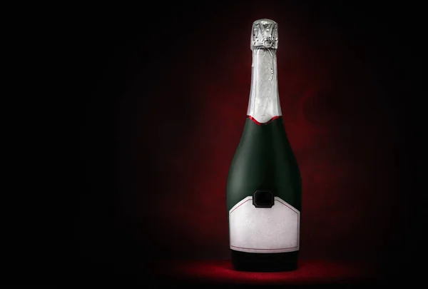 Şişe Şampanya Koyu Kırmızı Zemin Üzerine — Stok fotoğraf