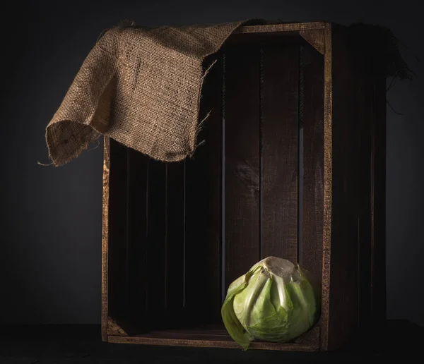 Λάχανο Ένα Ξύλινο Κουτί Κοντινό Πλάνο — Φωτογραφία Αρχείου