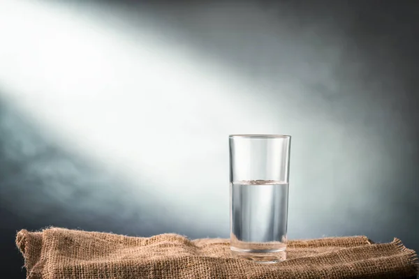 Vidro Com Água Sobre Pano Perto — Fotografia de Stock