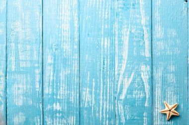 Denizyıldızı mavi ahşap bir masa arka plan üzerinde