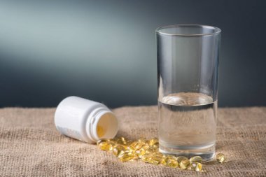 Balık yağı kapsül bez arka plan üzerinde