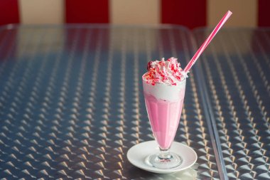 Masanın üzerinde çilekli Milkshake yakın çekim