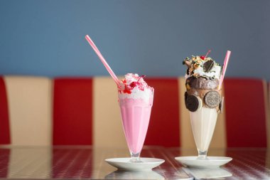 Masanın üzerinde lezzetli Milkshakes yakın çekim