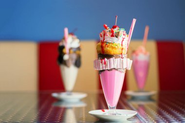 Masanın üzerinde lezzetli Milkshakes yakın çekim