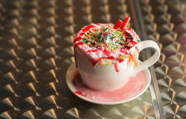 Masanın üzerinde tatlı Lattechino yakın çekim