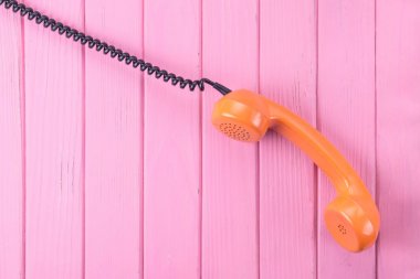 Ahşap masa Vintage telefon cihazında