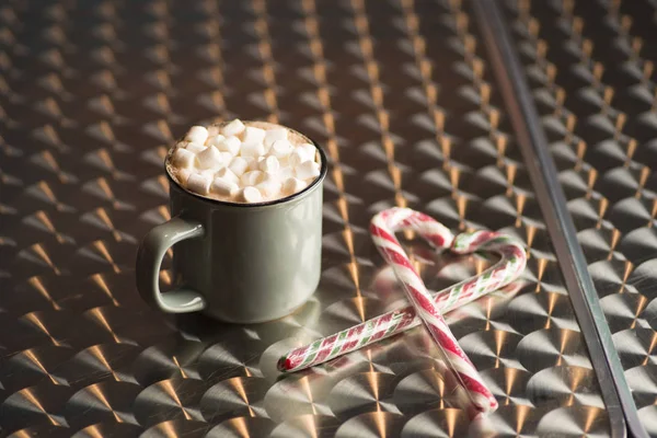 Kakao Mit Marshmallows Becher Auf Dem Tisch — Stockfoto