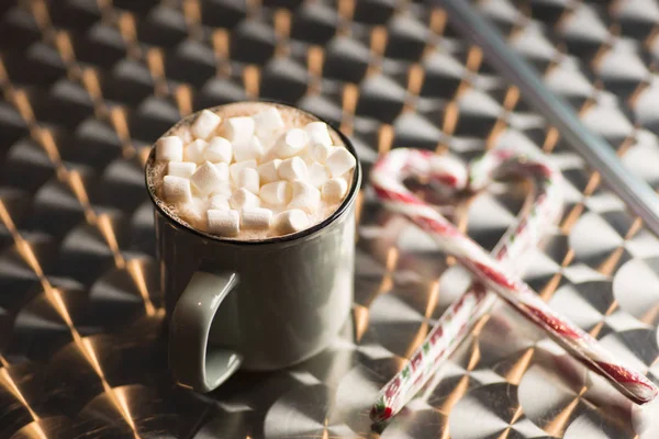 Kakao Mit Marshmallows Becher Auf Dem Tisch — Stockfoto