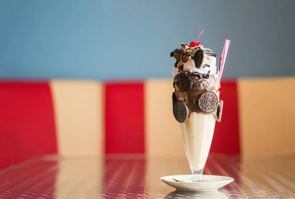 Milkshake Con Cioccolato Sul Tavolo Vicino — Foto Stock