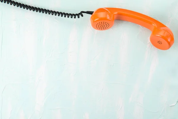 Mavi Bir Arka Plan Üzerinde Turuncu Cep Telefonu Kapat — Stok fotoğraf