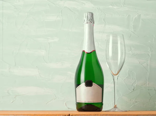 一瓶香槟和一杯桌上的玻璃 — 图库照片