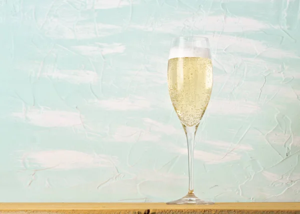 Glas Champagne Isolerade Blå Vägg Bakgrund — Stockfoto