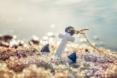 Deniz kenarında demir. Erken ilkbaharda, buz sahilde.