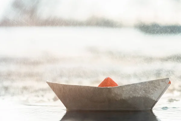 Ein Papierboot Einer Pfütze Regen — Stockfoto