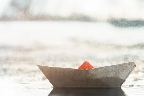 Barco Papel Charco Bajo Lluvia — Foto de Stock