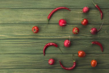 Turp, biber ve domates masada