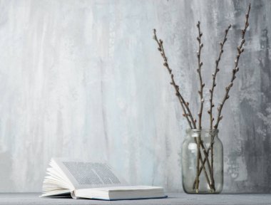 Tablo, kitap ve Söğüt dallarında yakın