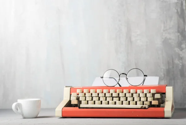 Rote Schreibmaschine Und Espressotasse Nahaufnahme — Stockfoto